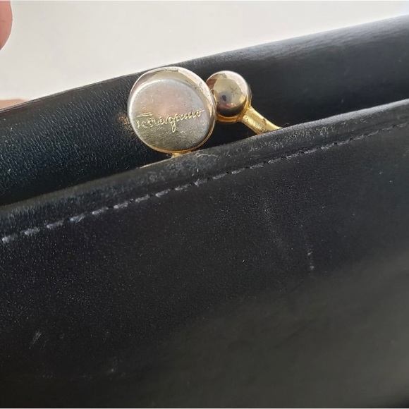 Salvatore Ferragamo Gancini
Wallet Card Bill Coin Black
Leather Medium Kisslock - Picture 6 of 14